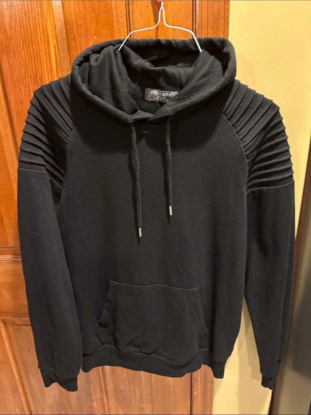 Primark Black Men’s Hooded Sweatshirt with Ribbed Shoulder Detail